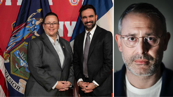 Borgmästare Zohran Mamdani med sin nyutnämnda brandchef till vänster, som av vad som säkert bara är en ren slump råkar vara lesbisk. Foto: Yuki Iwamura / AP / TT