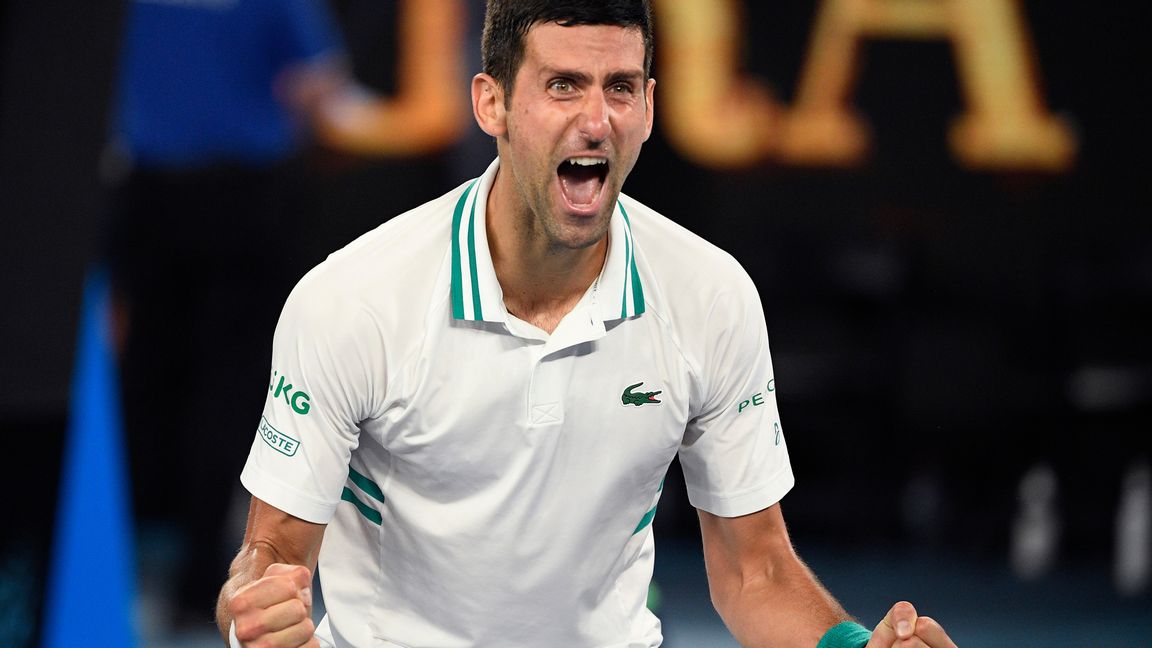 Novak Djokovic jublar över segern i Australian Open-finalen där han besegrade Daniil Medvedev. Foto: Andy Brownbill/AP/TT.