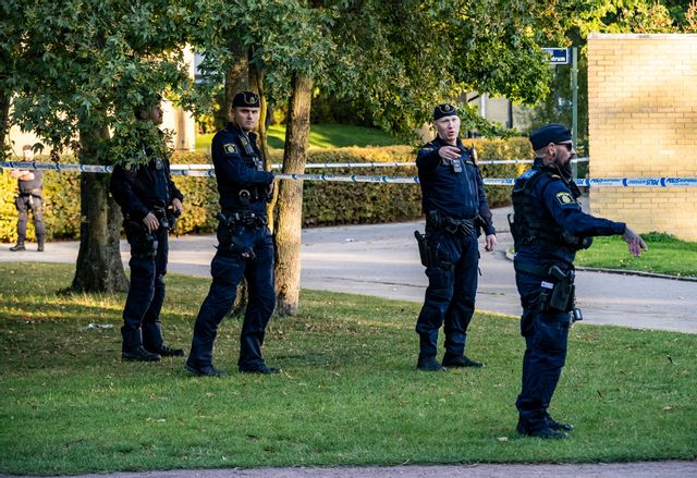 Polis på plats på Borgmästaregården i Malmö efter ett misstänkt mordförsök på fredagseftermiddagen.  Johan Nilsson/TT