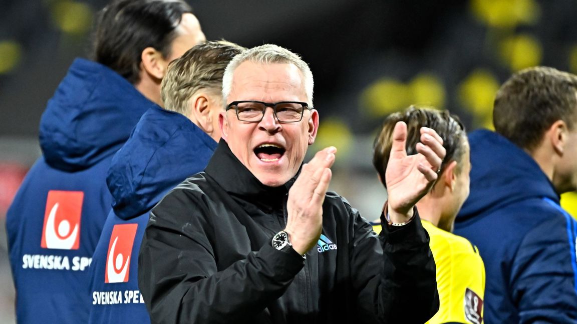 Förbundskapten Janne Andersson jublar. Foto: Claudio Bresciani/TT. Foto: