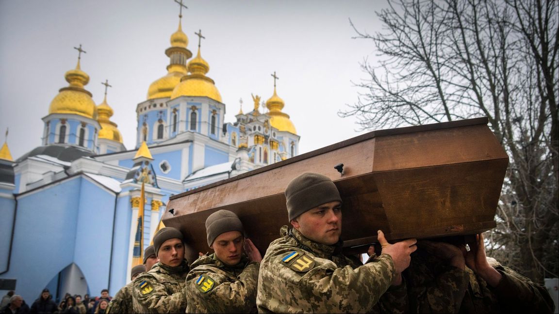 Ukrainska soldater bär på en kista i Kiev. Foto: Efrem Lukatsky/AP/TT