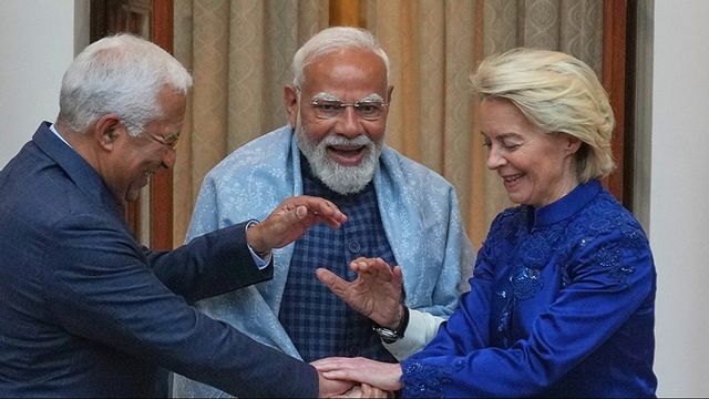 Indiens premiärminister Narendra Modi, i mitten, välkomnar Europeiska rådets ordförande António Costa, till vänster, och EU-kommissionens ordförande Ursula von der Leyen. Foto: Manish Swarup /AP/TT