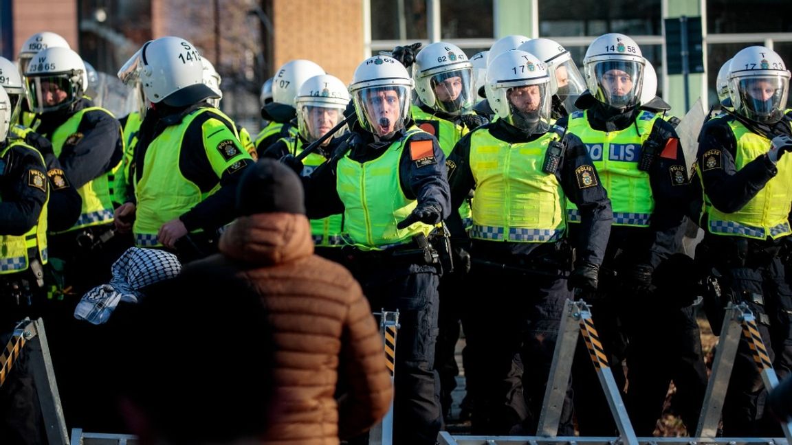 Polis försöker mota bort demonstranter. Foto: Pavel Koubek/TT