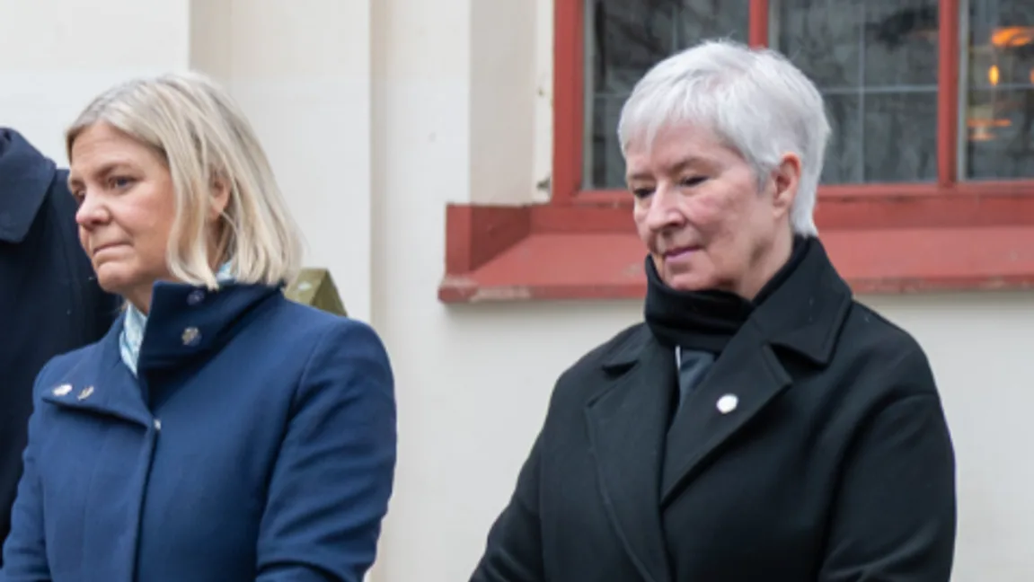 Magdalena Andersson och Mona Sahlin vid en kransläggning vid Olof Palmes grav tidigare i år. Sahlin anser att S borde ha tagit en mer offensiv roll i regeringsförhandlingarna. Foto: Frankie Fouganthin/Wikimedia Commons (CC BY 4.0), beskuren