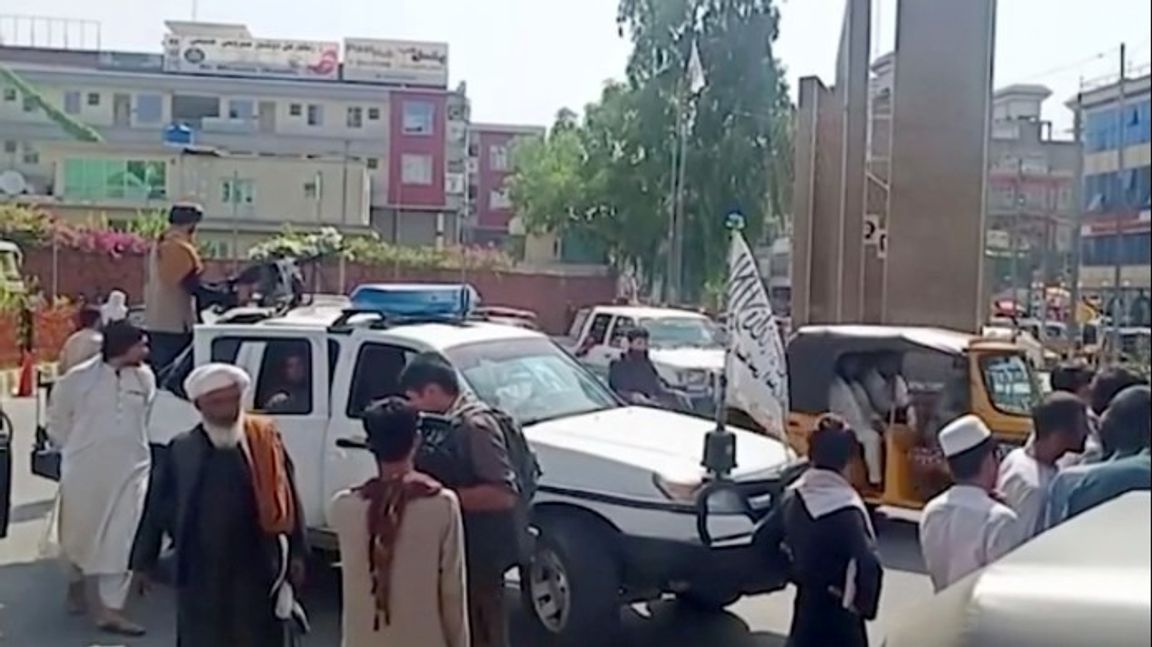 Talibaner attackerar demonstranter i Jalabad, 18 augusti 2021. Arkivbild. Foto: AP/TT