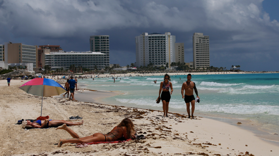 20 barn som tvingats sälja snacks och prydnadssaker till turister på stränder och gator i Playa del Carmen i Mexiko har befriats av polis. Foto: Marco Ugarte/TT