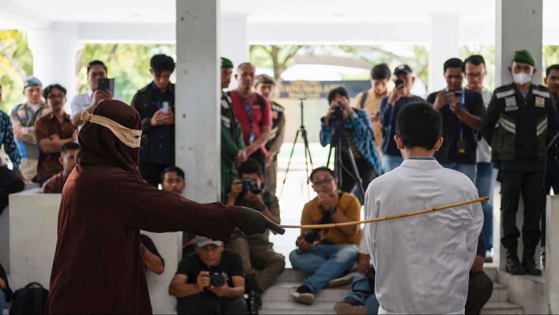 En man straffas med piskning för att ha haft samkönat sex i provinsen Banda Aceh i Indonesien. Arkivbild. Reza Saifullah/AP/TT