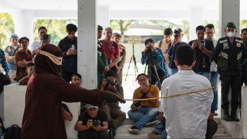 En man straffas med piskning för att ha haft samkönat sex i provinsen Banda Aceh i Indonesien. Arkivbild. Reza Saifullah/AP/TT