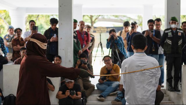 En man straffas med piskning för att ha haft samkönat sex i provinsen Banda Aceh i Indonesien. Arkivbild. Reza Saifullah/AP/TT
