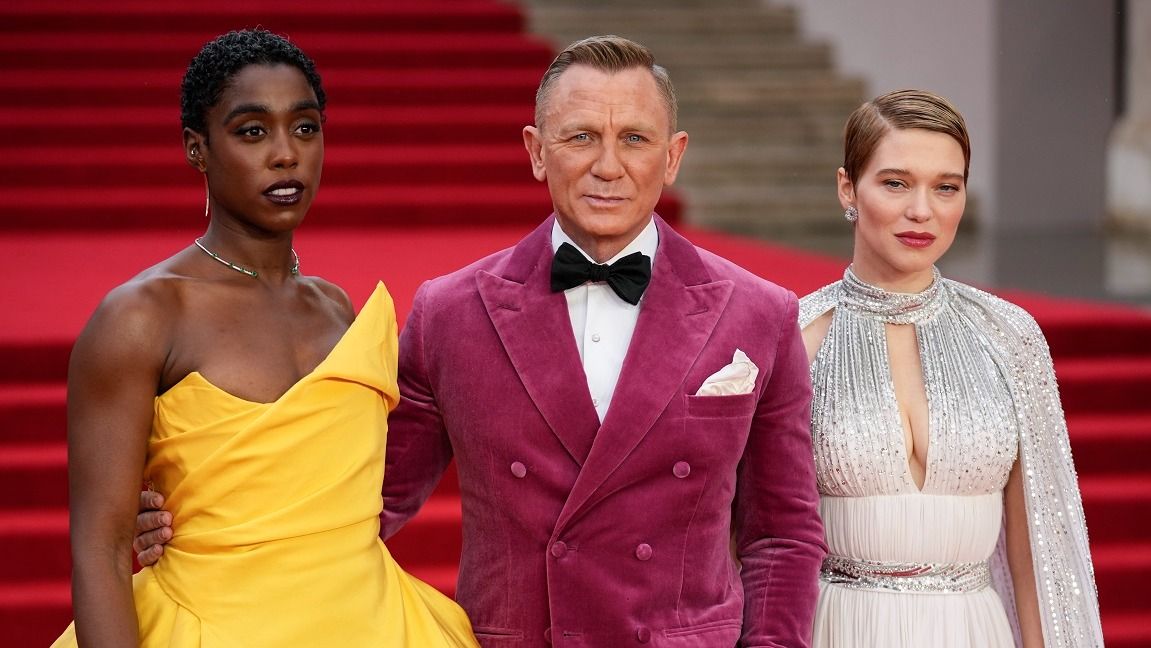 Daniel Craig flankeras av Lashana Lynch (vänster) och Lea Seydoux (höger) vid Londonpremiären under onsdagen av No Time to Die (2021). Foto: Matt Dunham/AP 