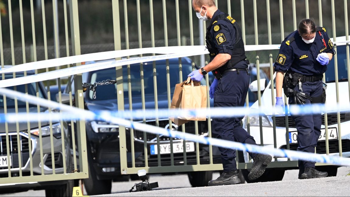 Polis på plats utanför Örebro moské i stadsdelen Vivalla efter en skottlossning i samband med fredagsbönen. Foto: Fredrik Sandberg/TT