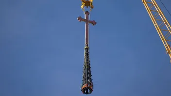 Det 3,5 meter höga korset har nu plockats ner från Riddarholmskyrkans 106 ton tunga spira. Foto: Frida Claesson/SFV