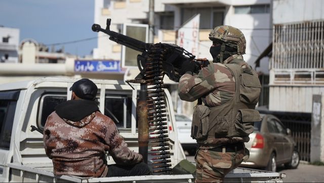 Syriska säkerhetsstyrkor i kuststaden Latakia i Syrien under fredagen. Foto: Omar Albam/AP/TT