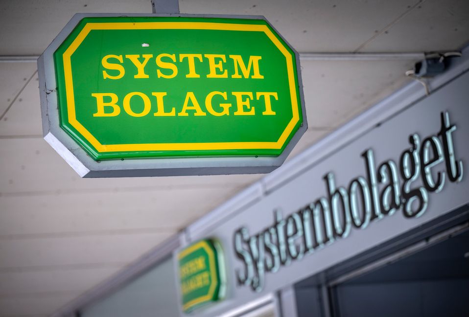 Systembolag på elva olika orter i södra Sverige utsattes för inbrott förra året. Nu åtalas fyra personer för bland annat grov stöld. Arkivbild. Foto: Johan Nilsson / TT
