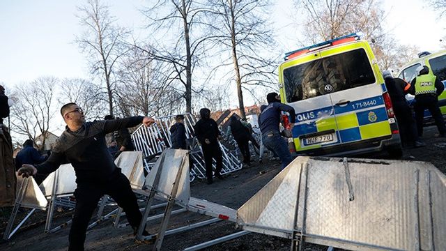 Poliser, polishundar och polisfordon skadades när våldsverkare startade kastade sten och utsatte poliser för grovt våld under korankravallerna i Örebro. Foto: Kicki Nilsson/TT