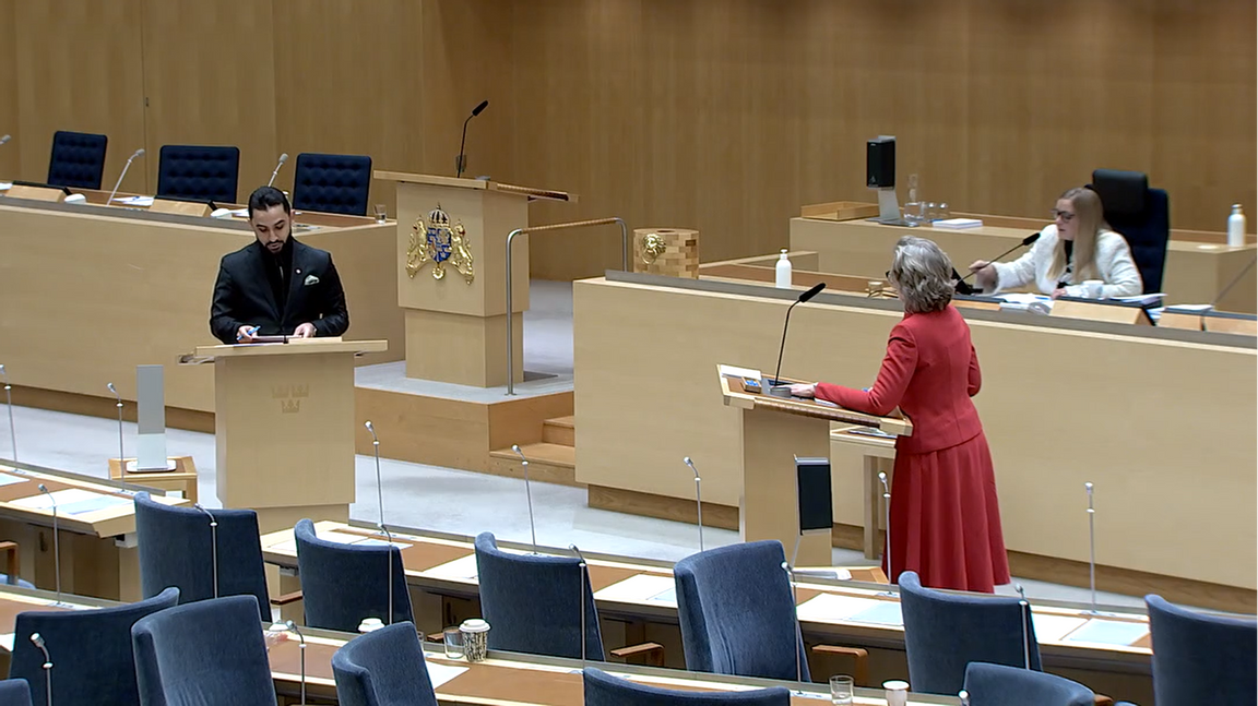 Daniel Riazat (V) sade ”sätt dig ner” till Margareta Cederfelt (M) under riksdagens utrikesdebatt. Foto: Skärmbild från riksdagens hemsida