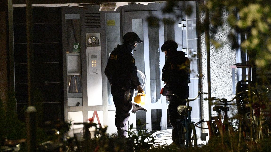 Polisens bombtekniker på plats vid en flerfamiljsfastighet i bostadsområdet Lindeborg i Malmö där entréporten skadats efter en detonation. Polisen fick flera samtal om en hög smäll vid 22-tiden på måndagen. Det finns inga uppgifter om skadade. Foto: Johan Nilsson / TT