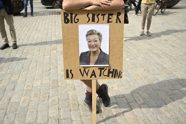 Ylva Johansson var tidigare EU-kommissionär och den som lade fram förslaget på det som kritiker kallat ”chat control”. Bild från Stockholm 2023 under en demonstration mot förslaget. Foto: Henrik Montgomery/TT