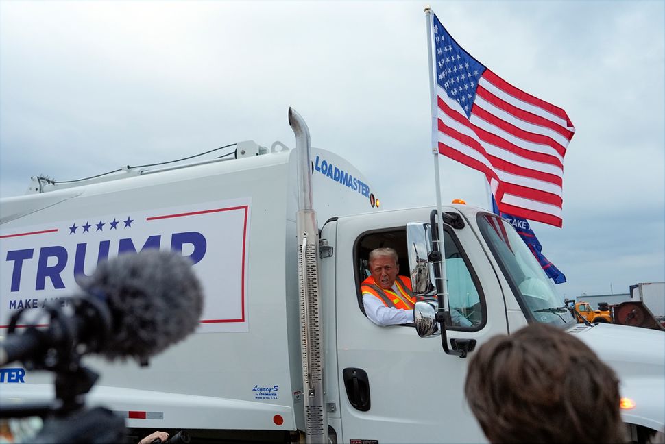 Republikanernas presidentkandidat Donald Trump i sopbilen i Wisconsin. Julia Demaree Nikhinson/AP/TT