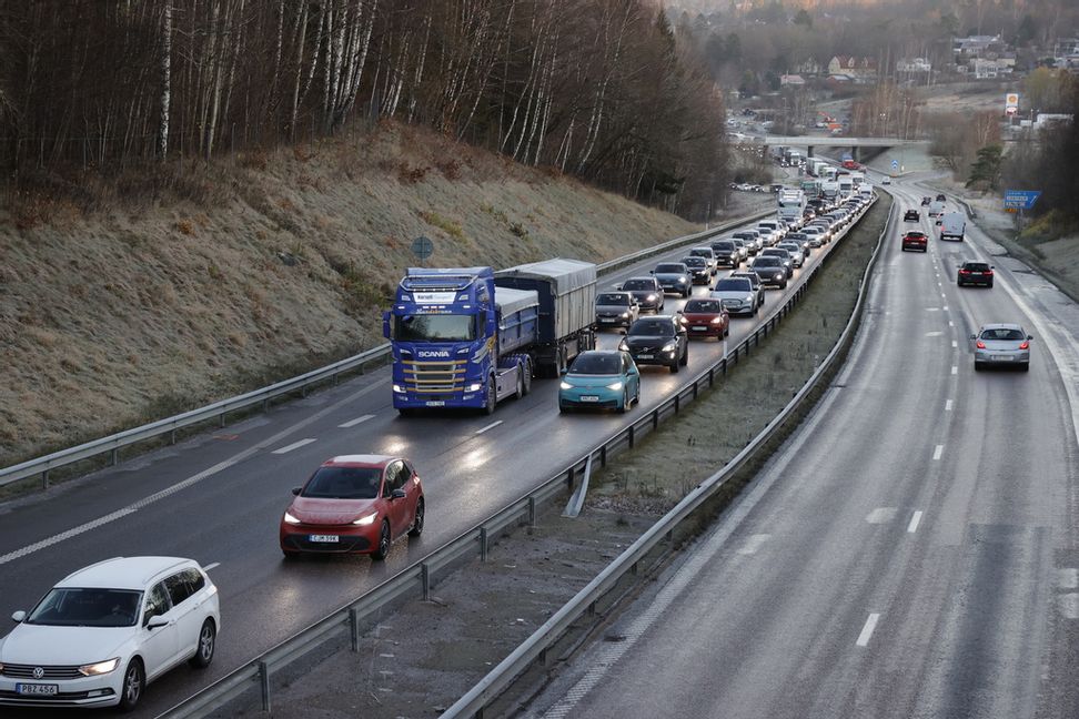 Halkan i Västsverige har orsakat flera olyckor och, som här vid Lerum, långa köer i morgontrafiken. Foto: Adam Ihse/TT