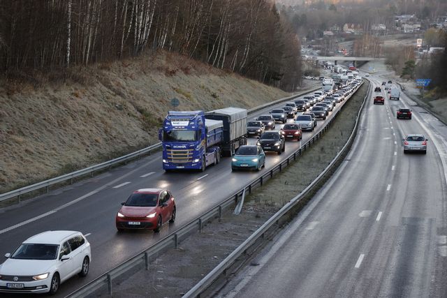 Halkan i Västsverige har orsakat flera olyckor och, som här vid Lerum, långa köer i morgontrafiken. Foto: Adam Ihse/TT