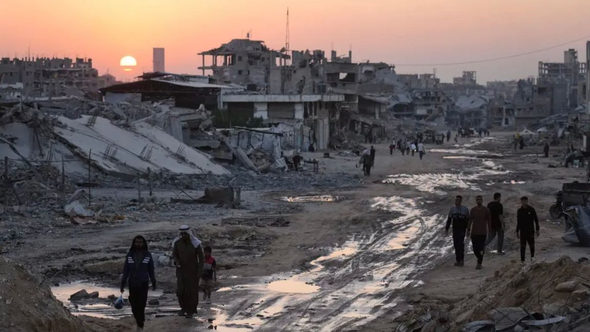 Solnedgång över Khan Younis, Gaza, i söndags. Det är inte bara byggnaderna som behöver återuppbyggas Foto: Jehad Alshrafi/AP/TT