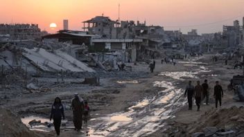 Solnedgång över Khan Younis, Gaza, i söndags. Det är inte bara byggnaderna som behöver återuppbyggas Foto: Jehad Alshrafi/AP/TT