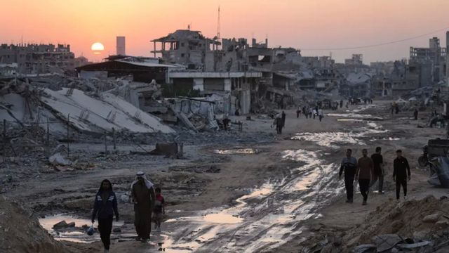 Solnedgång över Khan Younis, Gaza, i söndags. Det är inte bara byggnaderna som behöver återuppbyggas Foto: Jehad Alshrafi/AP/TT