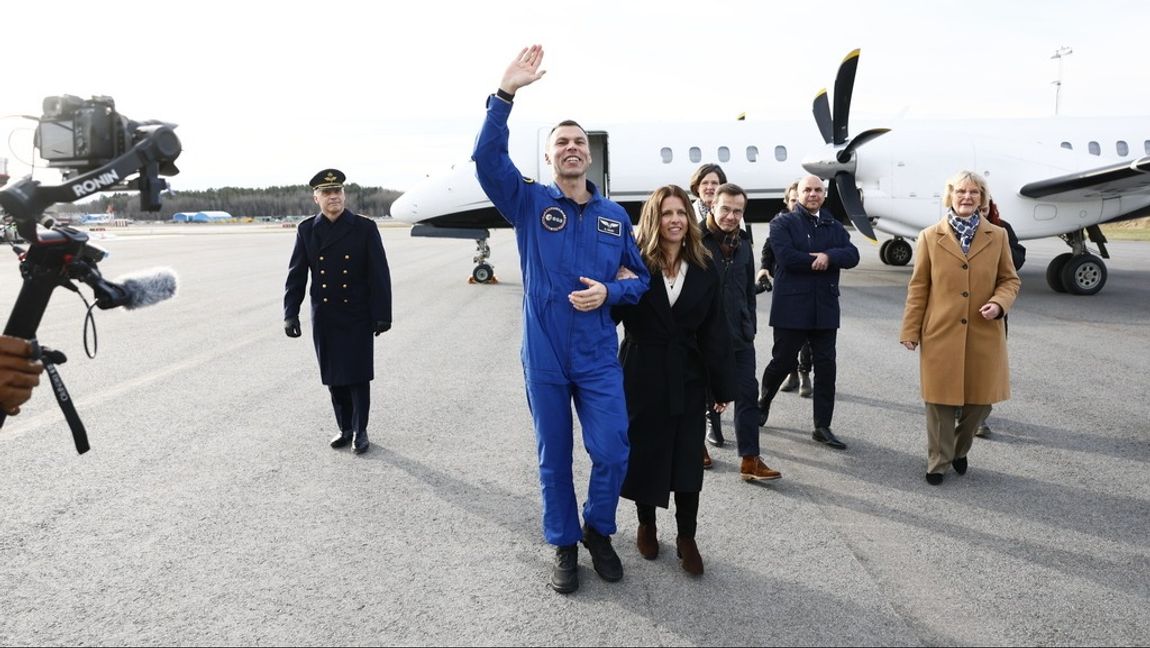 Astronauten Marcus Wandt, anländer till Bromma flygplats. Foto: Stefan Jerrevång/TT