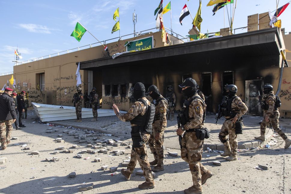 Irakiska soldater framför USA:s ambassad i Iraks huvudstad Bagdad. Arkivbild. Foto: Nasser Nasser/AP/TT