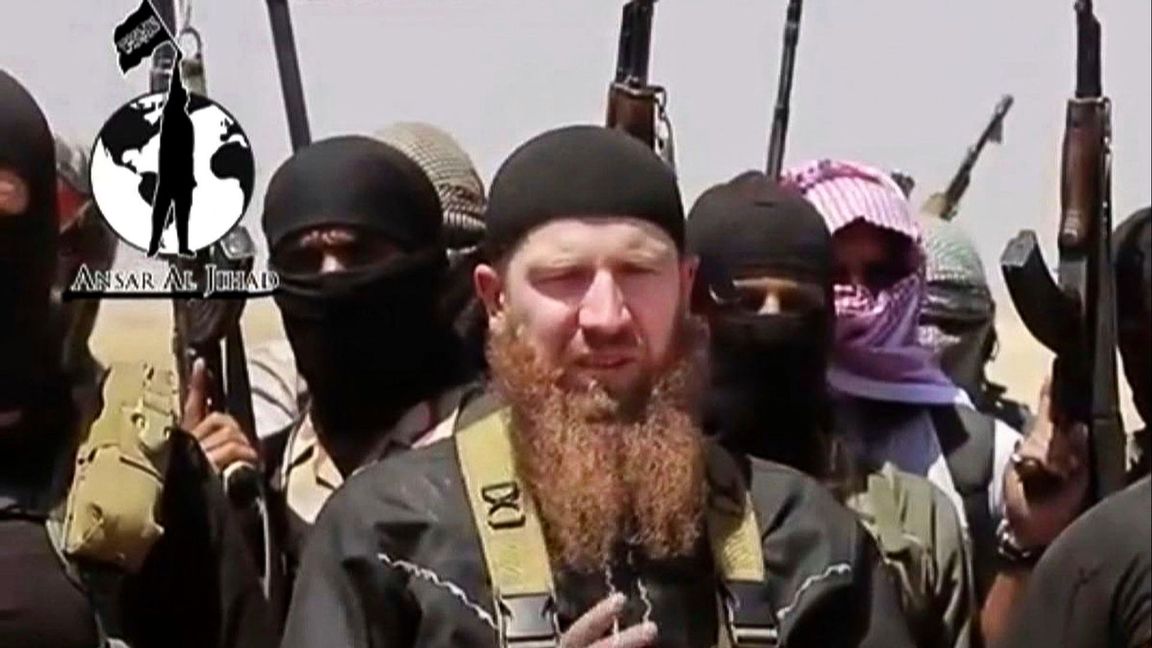 Omar al-Shishani och andra IS-medlemmar vid gränsen mellan Syrien och Irak. Foto: AP/TT 