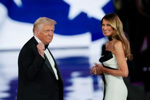 President Donald Trump och hans fru Melania Trump under en av måndagskvällens baler i Washington. Julia Demaree Nikhinson/AP/TT