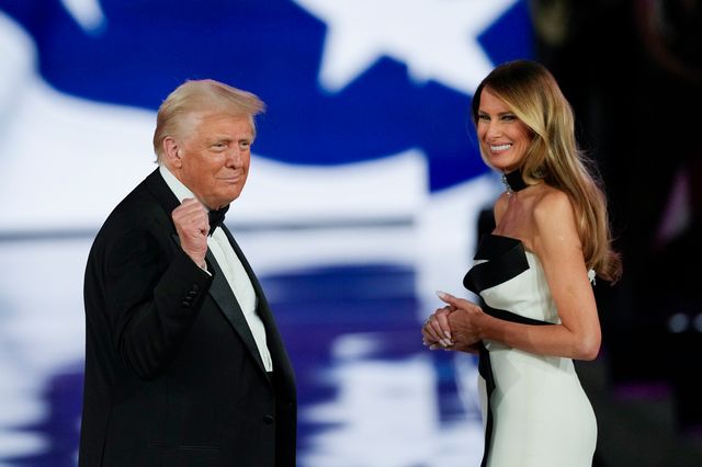 President Donald Trump och hans fru Melania Trump under en av måndagskvällens baler i Washington. Julia Demaree Nikhinson/AP/TT