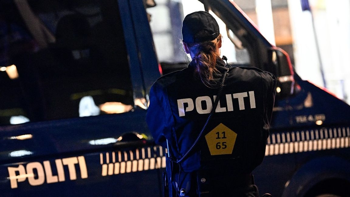 Dansk polis har gripit fyra personer i en stor polisinsats under söndagsmorgonen där två svenskregistrerade bilar stoppades, varav en besköts. Foto: Johan Nilsson/TT 