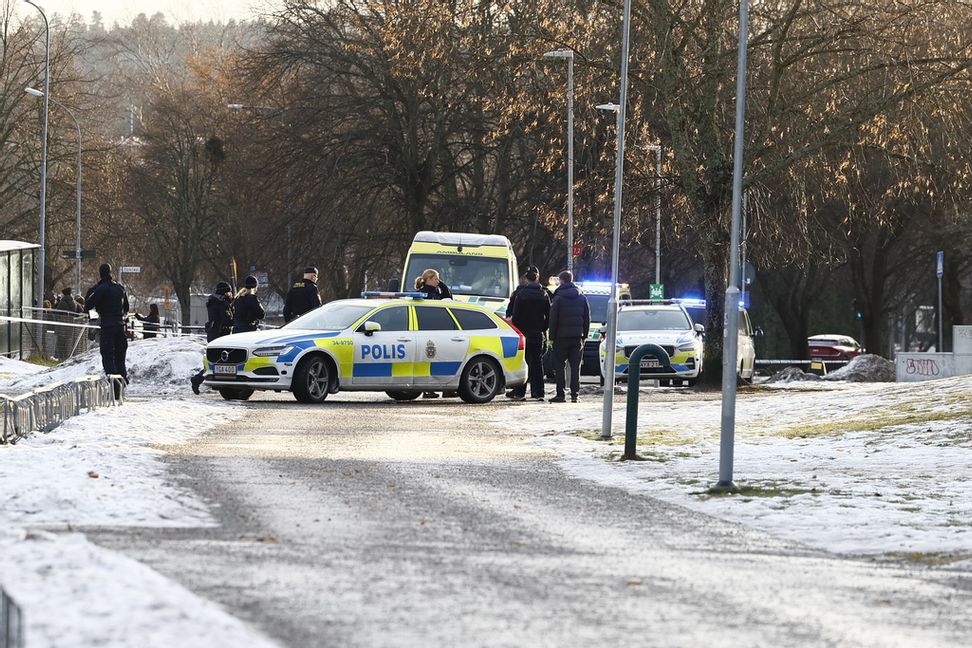 En stor polisinsats pågår på en skola norr om Stockholm med anledning av ett knivdåd. Stefan Jerrevång/TT
