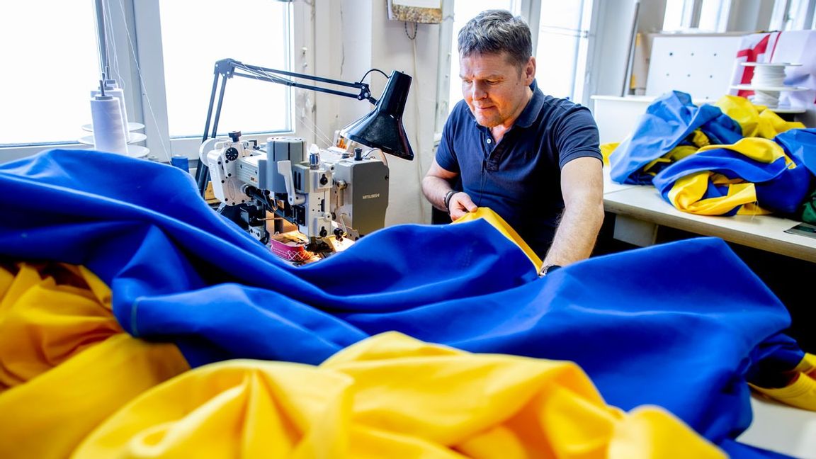 Ingvald Dahlström som äger Flaggfabriken National i Göteborg har haft bråda dagar med att sy ukrainska flaggor. Foto: Adam Ihse/TT