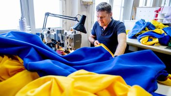 Ingvald Dahlström som äger Flaggfabriken National i Göteborg har haft bråda dagar med att sy ukrainska flaggor. Foto: Adam Ihse/TT