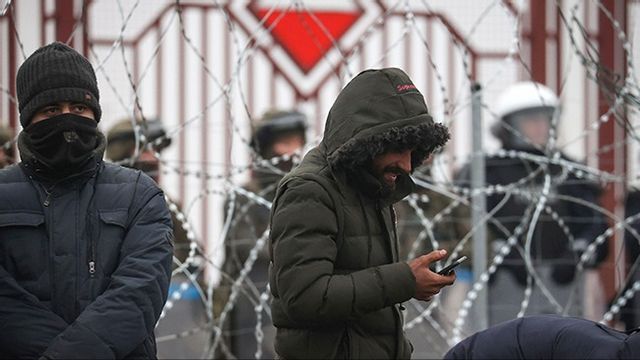 Migranter vid polsk-belarusiska gränsen 2021. Bild: Maxim Guchek/BelTA via AP