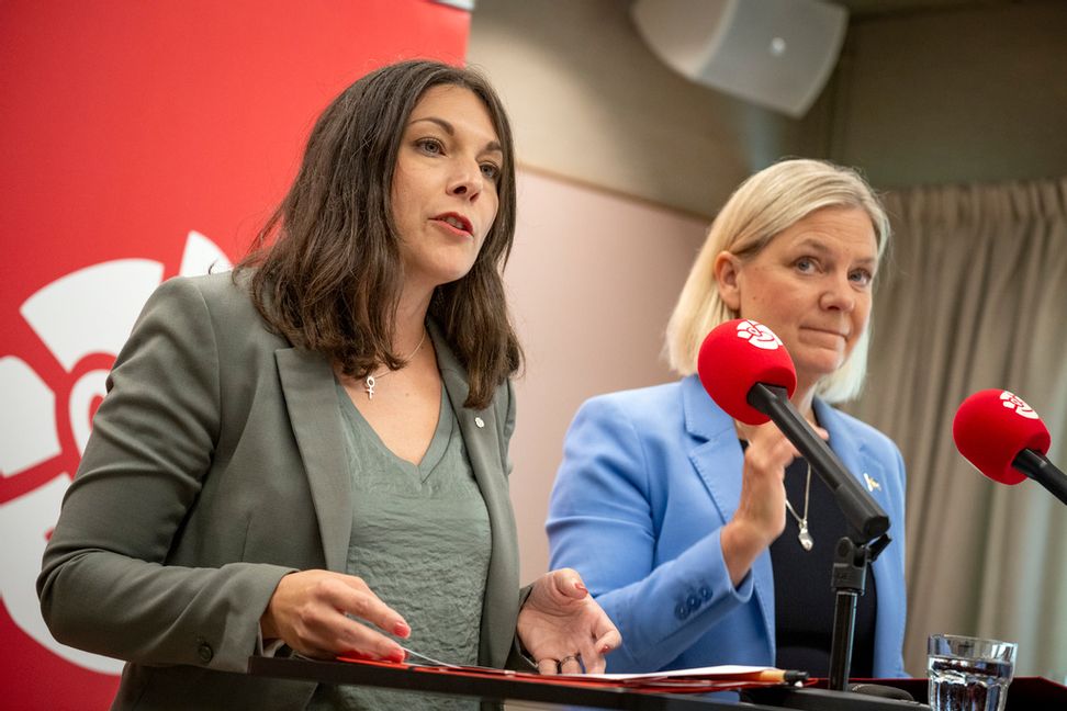 Socialdemokraternas partiledare Magdalena Andersson och arbetsmarknadspolitiska talesperson Teresa Carvalho. Ulf Palm / TT