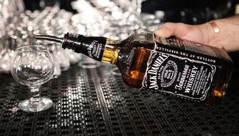 Tullar på amerikansk whiskey – bourbon – finns med i EU:s inledande svar på USA:s nya tullar. Ännu fler produkter riskerar tull i ett senare skede. Arkivfoto. Paul Sakuma/AP/TT