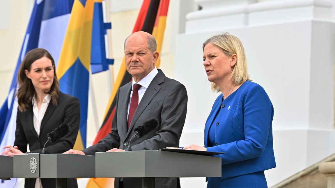 Stadsminister Magdalena Andersson på plats i Tyskland tillsammans med Sanna Marin och Olaf Scholz. Foto: Jonas Ekströmer/TT