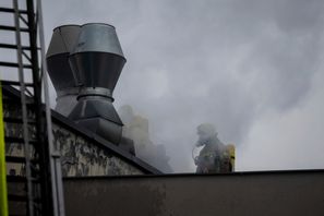 Brandmän på platsen för eldsvådan i centrala Berlin. Christoph Soeder/DPA/AP/TT