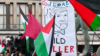 Palestinademonstranter i Göteborg 12 november 2023. En flagga med en karikatyr av Israels premiärminister Benjamin Netanyahu som vampyr och med blod ur munnen med texten ”barnmördare” hölls helt öppet upp. Tropen om att judar dödar och dricker arabiska barns blod är en vanlig antisemitisk trop bland araber i Mellanöstern. Foto: Björn Larsson Rosvall/TT