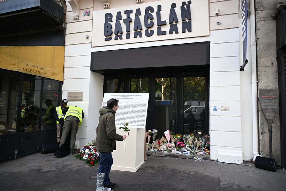 Ett blomhav växer utanför konserthuset Bataclan, tio år efter att 90 personer dog i terrorattacken mot konserthuset. Foto: Emma Da Silva/AP/TT