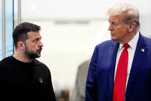 Ukrainas president Volodmyr Zelenskyj vid ett möte med dåvarande presidentkandidaten Donald Trump i höstas. Julia Demaree Nikhinson/AP/TT
