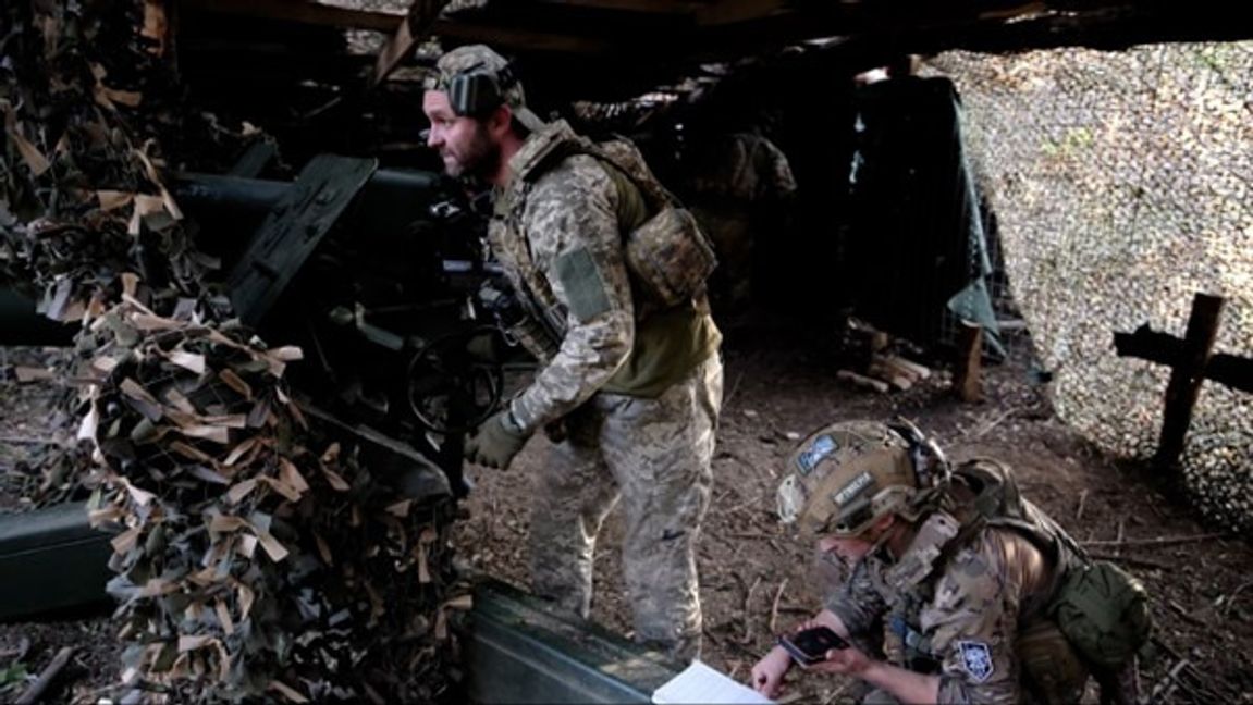 En ukrainsk D-30-haubits vid strategiskt viktiga Tjasiv jar ställs in. Foto: Bohdana Ljaskivska