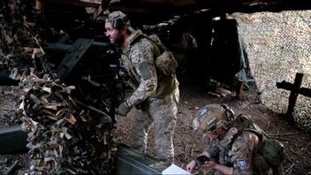 En ukrainsk D-30-haubits vid strategiskt viktiga Tjasiv jar ställs in. Foto: Bohdana Ljaskivska