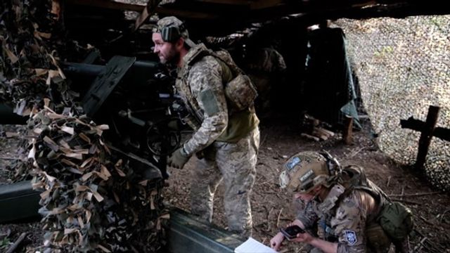 En ukrainsk D-30-haubits vid strategiskt viktiga Tjasiv jar ställs in. Foto: Bohdana Ljaskivska