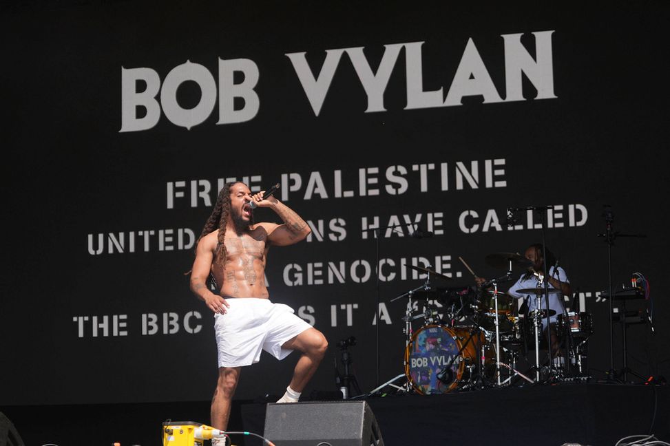 Bob Vylan på Glastonburyfestivalen i lördags. Foto: Yui Mok/AP/TT