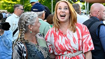 Centerpartiets tidigare partiledare Annie Lööf (C) med partisekreteraren Karin Ernlund (C) på Almedalsveckan 2024. Foto: Anders Wiklund / TT 